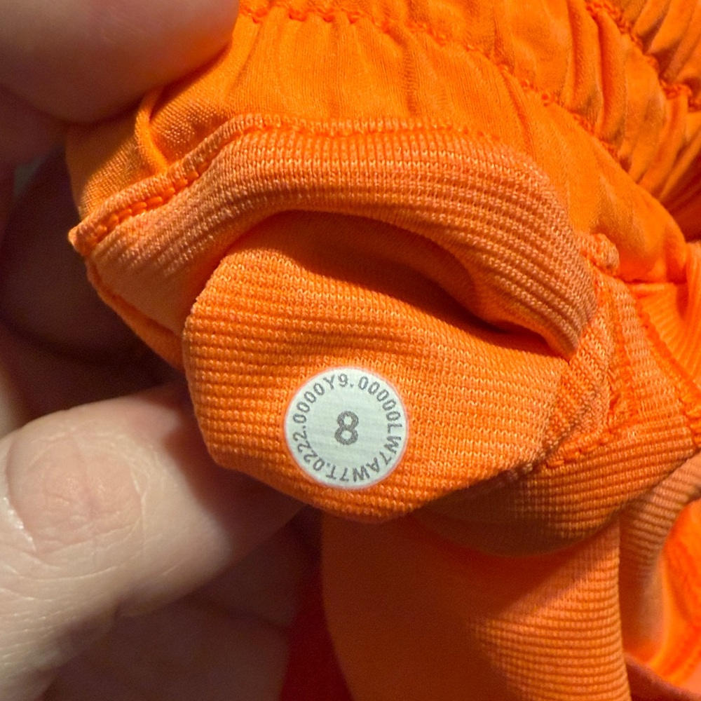Lululemon size 8 hotty hot 4in shorts in bright orange - Picture 4 of 4